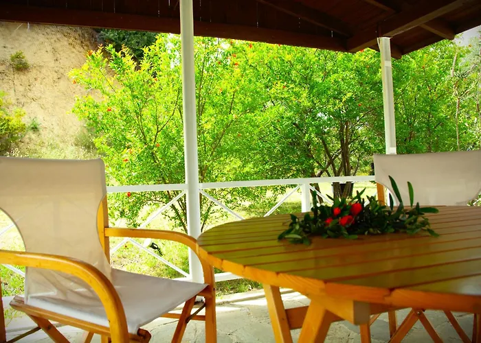 Konstantinos Polichrono Nyaraló *