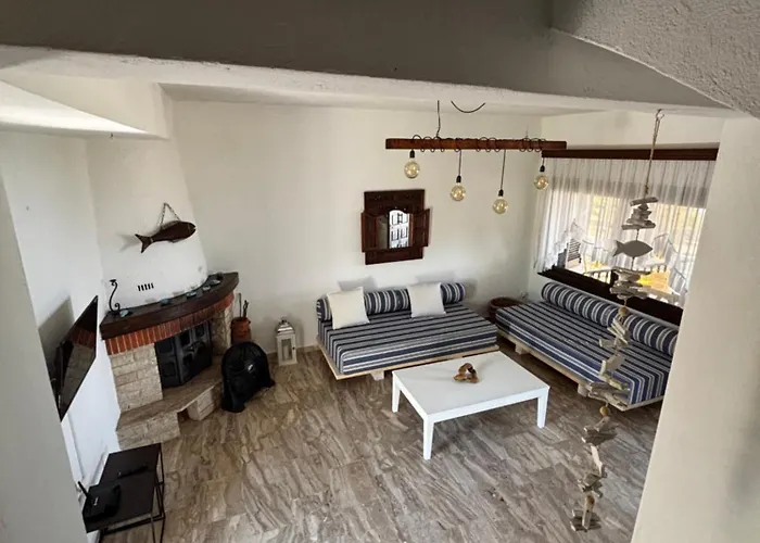 Konstantinos Polichrono Nyaraló *